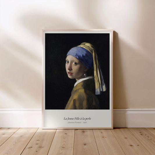 La Jeune Fille à la perle, Vermeer | Affiche Art Premium, affiche encadrée posée au sol, cadre bois clair