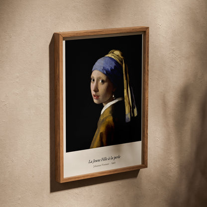 La Jeune Fille à la perle, Vermeer, affiche dans un cadre en chêne posé de biais sur un mur texturé