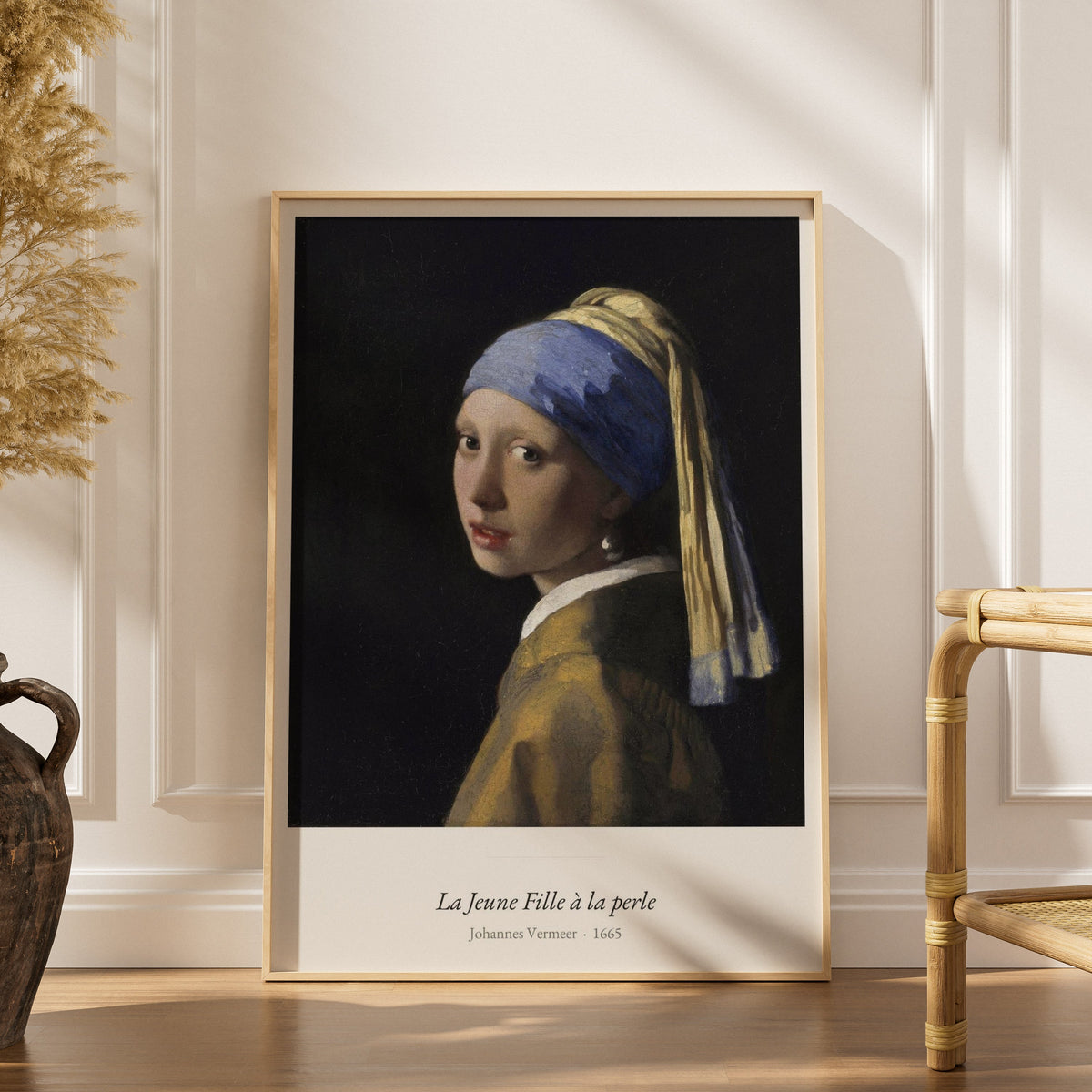 La Jeune Fille à la perle, Vermeer, affiche encadrée dans un intérieur élégant, herbes séchées et chaise en rotin