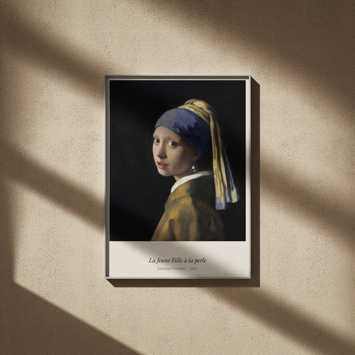 La Jeune Fille à la perle, Vermeer, affiche encadrée sur un mur beige, ombres de fenêtre