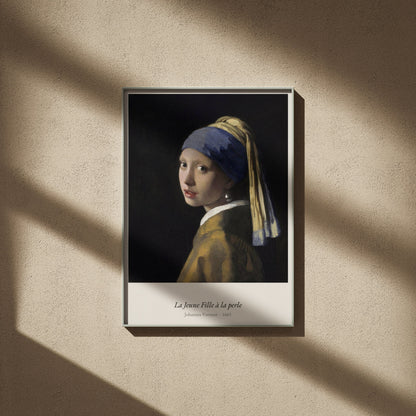 La Jeune Fille à la perle, Vermeer, affiche encadrée sur un mur beige, ombres de fenêtre