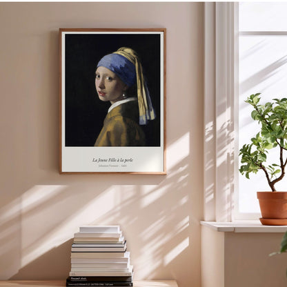 La Jeune Fille à la perle, Vermeer, affiche encadrée au-dessus d'une pile de livres