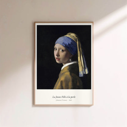 La Jeune Fille à la perle, Vermeer, affiche encadrée sur un mur clair