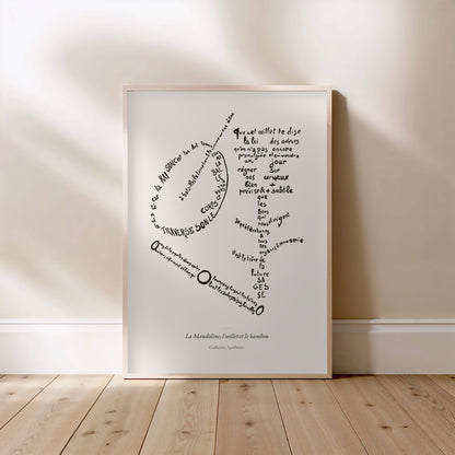 La Mandoline, l'œillet et le bambou - Apollinaire - Affiche Calligramme, affiche encadrée posée au sol, cadre bois clair