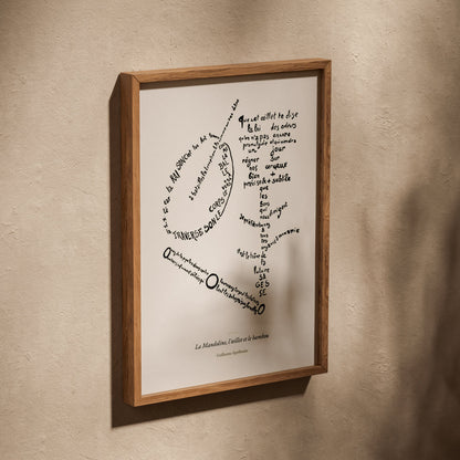 La Mandoline, l'œillet et le bambou - Apollinaire - Affiche Calligramme, affiche dans un cadre en chêne posé de biais sur un 