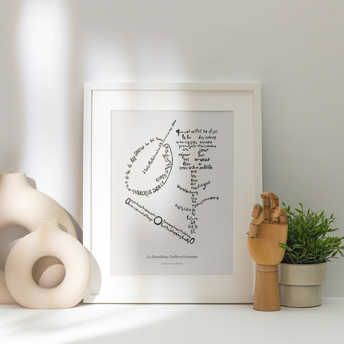 La Mandoline, l'œillet et le bambou - Apollinaire - Affiche Calligramme, affiche encadrée posée près d'un vase blanc, lumière