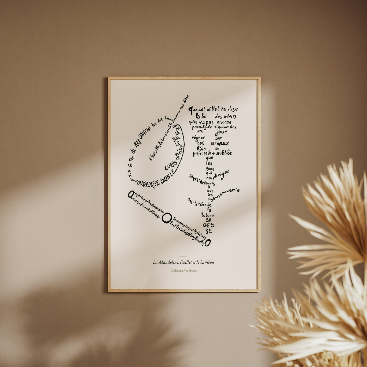 La Mandoline, l'œillet et le bambou - Apollinaire - Affiche Calligramme, affiche encadrée sur un mur beige, pampas au premier
