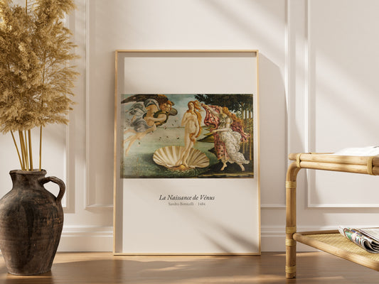 La Naissance de Vénus, Botticelli | Affiche Art Premium, affiche encadrée dans un intérieur élégant, cadre bois clair