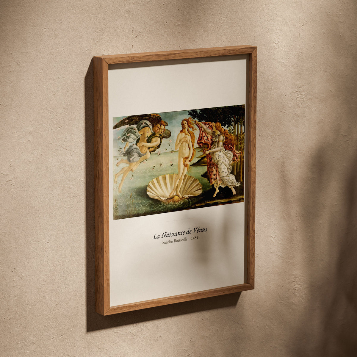 La Naissance de Vénus, Botticelli | Affiche Art Premium, affiche dans un cadre en chêne posé de biais sur un mur texturé