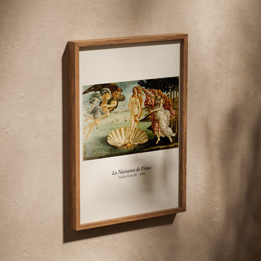 La Naissance de Vénus, Botticelli | Affiche Art Premium, affiche dans un cadre en chêne posé de biais sur un mur texturé
