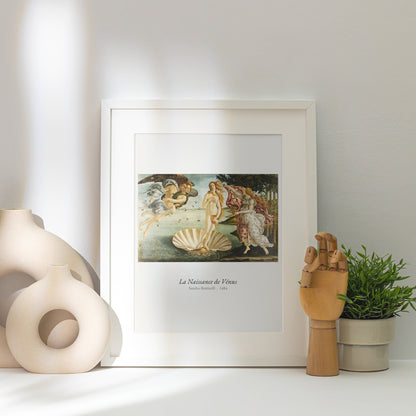 La Naissance de Vénus, Botticelli | Affiche Art Premium, affiche encadrée posée près d'un vase blanc, lumière rasante