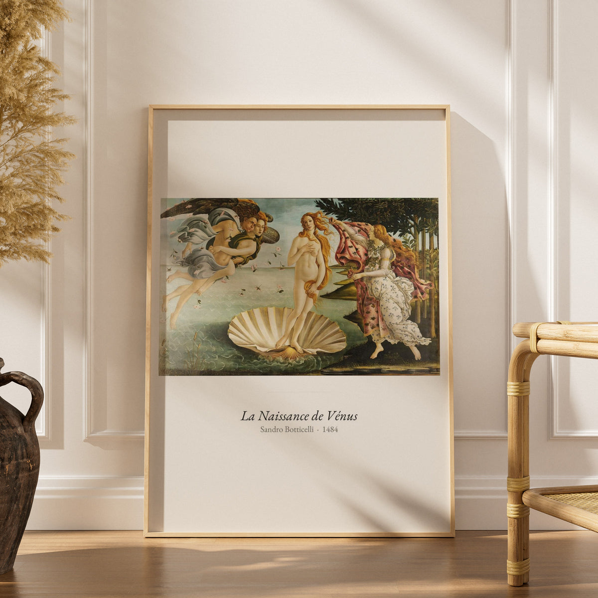 La Naissance de Vénus, Botticelli | Affiche Art Premium, affiche encadrée dans un intérieur élégant, herbes séchées et chaise
