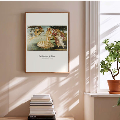 La Naissance de Vénus, Botticelli | Affiche Art Premium, affiche encadrée au-dessus d'une pile de livres