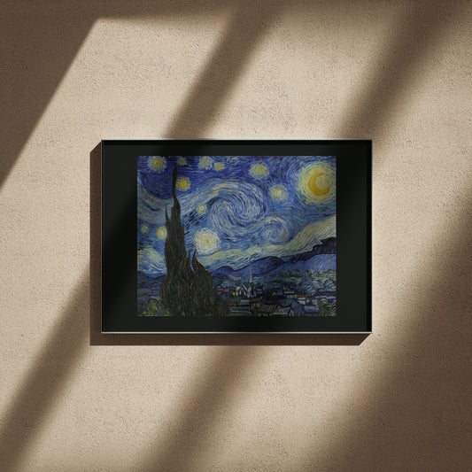 La Nuit étoilée de Van Gogh en tirage fine art 40x60, encadrée sur un mur texturé, lumière rasante