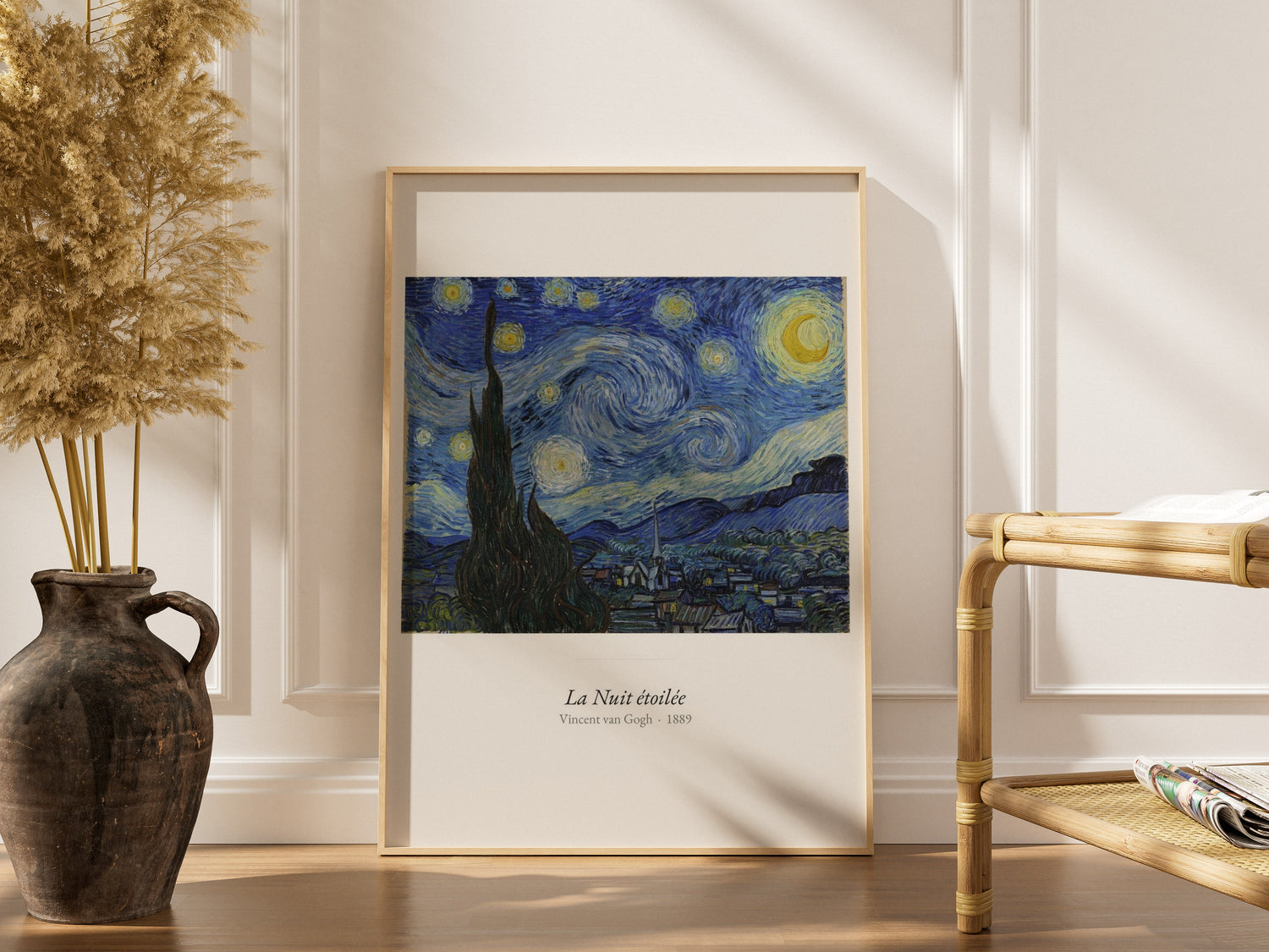 La Nuit étoilée, Van Gogh | Affiche Art Premium, affiche encadrée dans un intérieur élégant, cadre bois clair