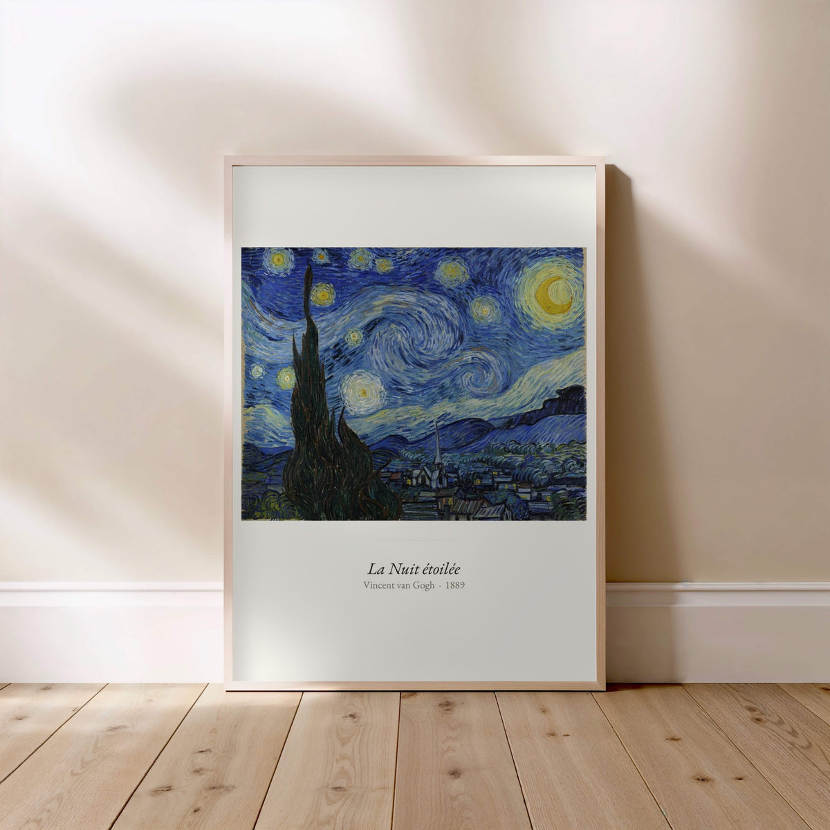 La Nuit étoilée, Van Gogh | Affiche Art Premium, affiche encadrée posée au sol, cadre bois clair