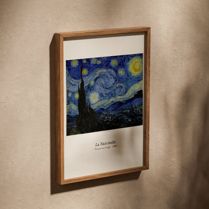 La Nuit étoilée, Van Gogh | Affiche Art Premium, affiche dans un cadre en chêne posé de biais sur un mur texturé