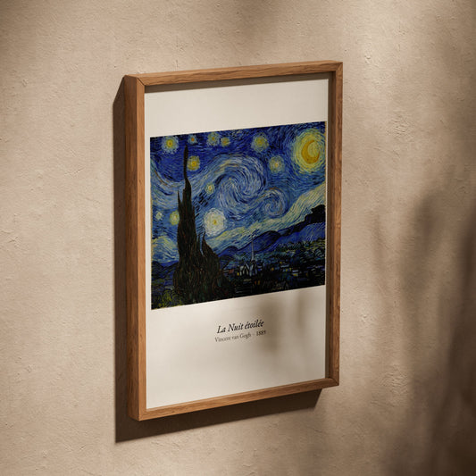 La Nuit étoilée, Van Gogh | Affiche Art Premium, affiche dans un cadre en chêne posé de biais sur un mur texturé