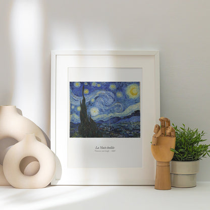 La Nuit étoilée, Van Gogh | Affiche Art Premium, affiche encadrée posée près d'un vase blanc, lumière rasante