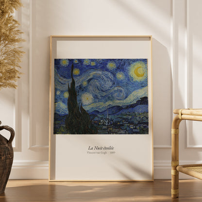 La Nuit étoilée, Van Gogh | Affiche Art Premium, affiche encadrée dans un intérieur élégant, herbes séchées et chaise en roti