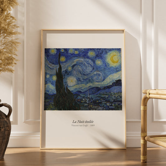 La Nuit étoilée, Van Gogh | Affiche Art Premium, affiche encadrée dans un intérieur élégant, herbes séchées et chaise en roti