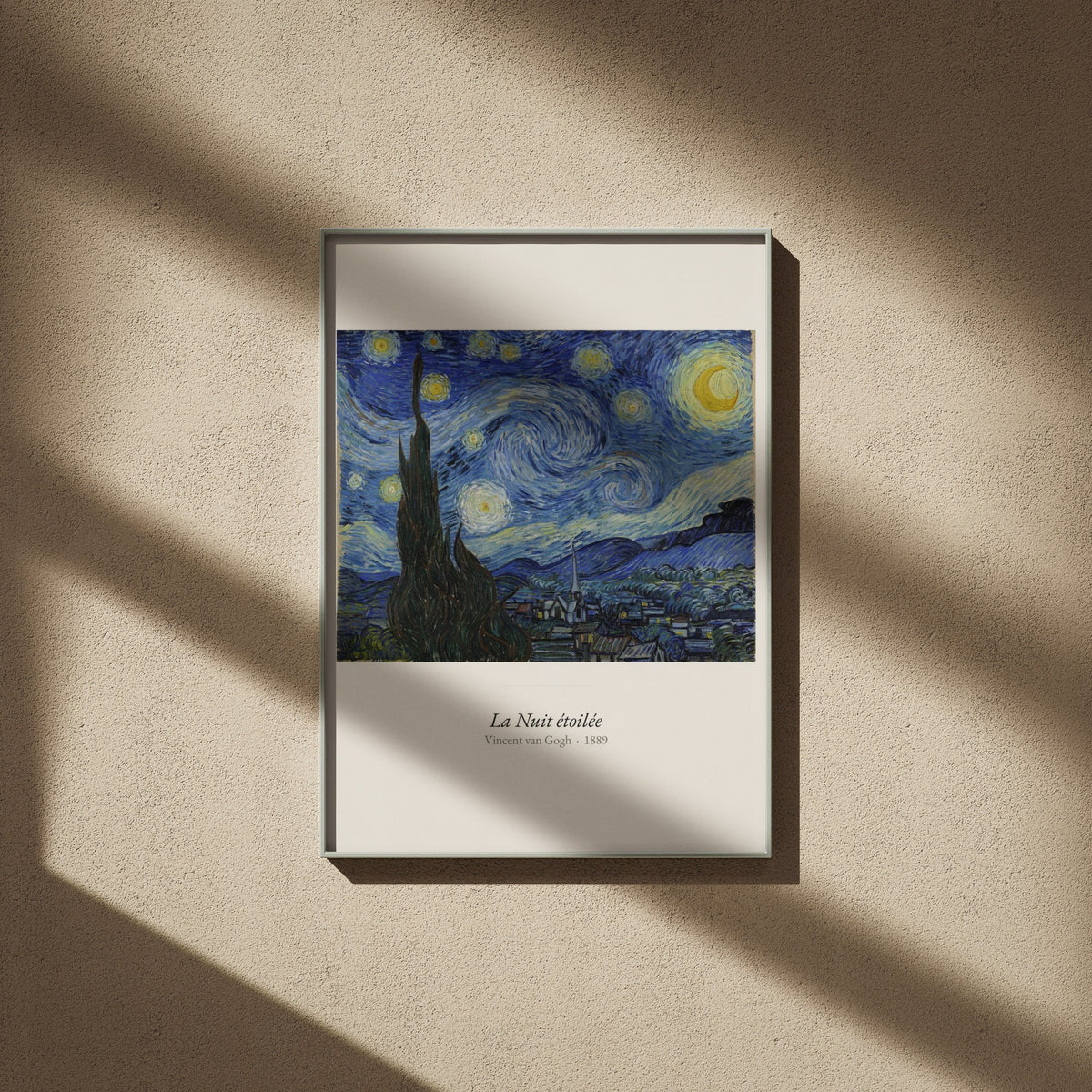 La Nuit étoilée, Van Gogh | Affiche Art Premium, affiche encadrée sur un mur beige, ombres de fenêtre