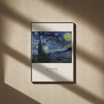 La Nuit étoilée, Van Gogh | Affiche Art Premium, affiche encadrée sur un mur beige, ombres de fenêtre