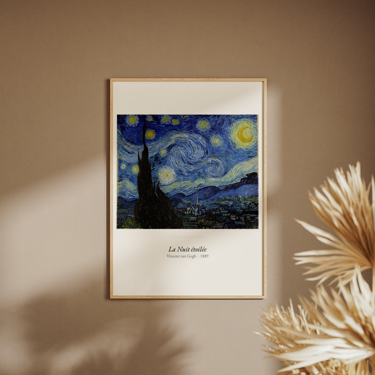 La Nuit étoilée, Van Gogh | Affiche Art Premium, affiche encadrée sur un mur beige, pampas au premier plan