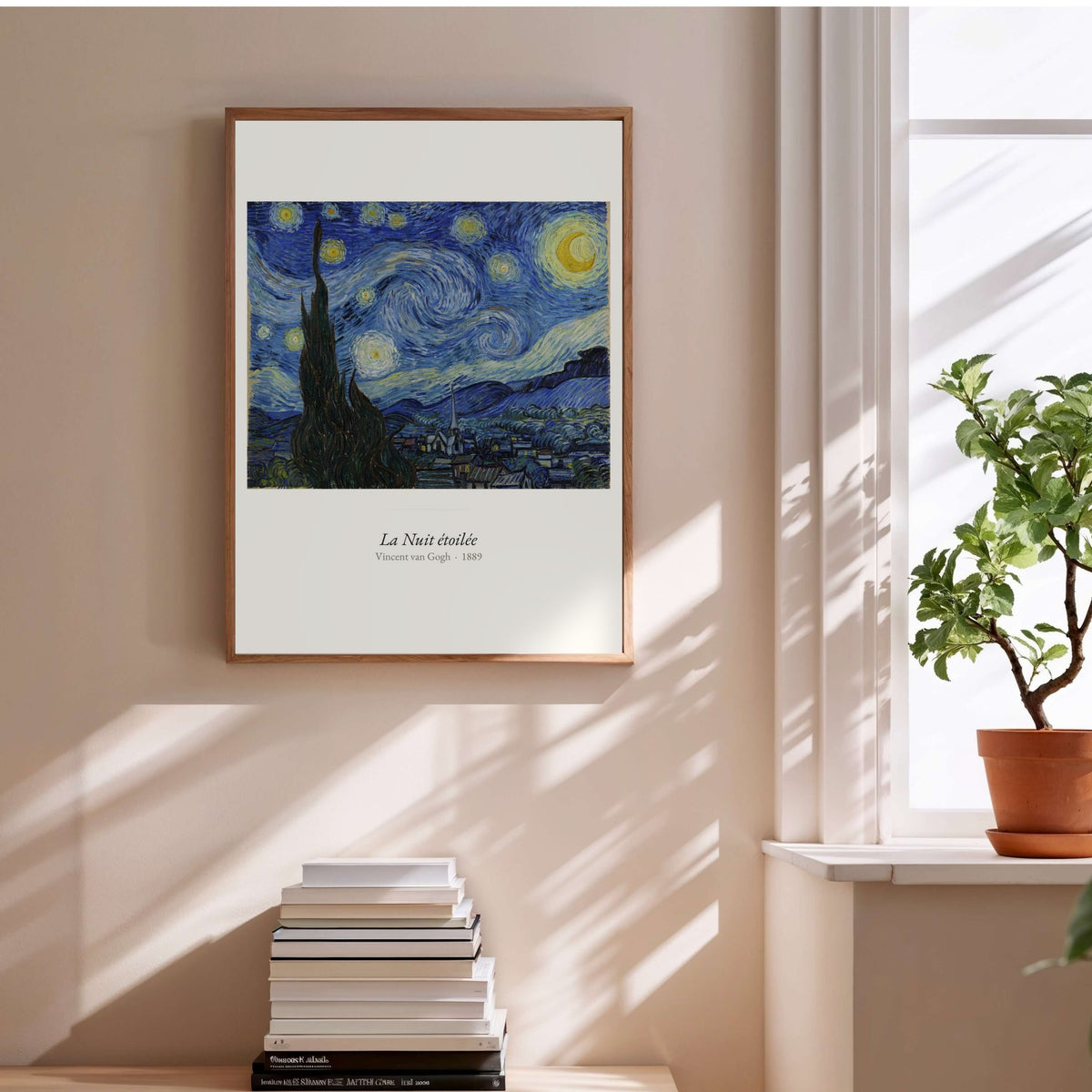 La Nuit étoilée, Van Gogh | Affiche Art Premium, affiche encadrée au-dessus d'une pile de livres