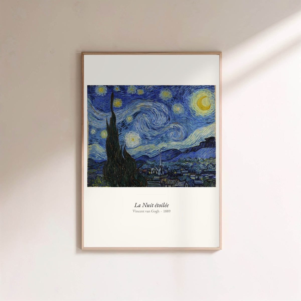 La Nuit étoilée, Van Gogh | Affiche Art Premium, affiche encadrée sur un mur clair