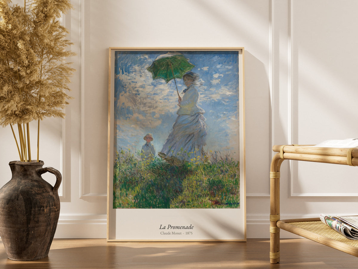 La Promenade, Claude Monet | Affiche Art Premium, affiche encadrée dans un intérieur élégant, cadre bois clair