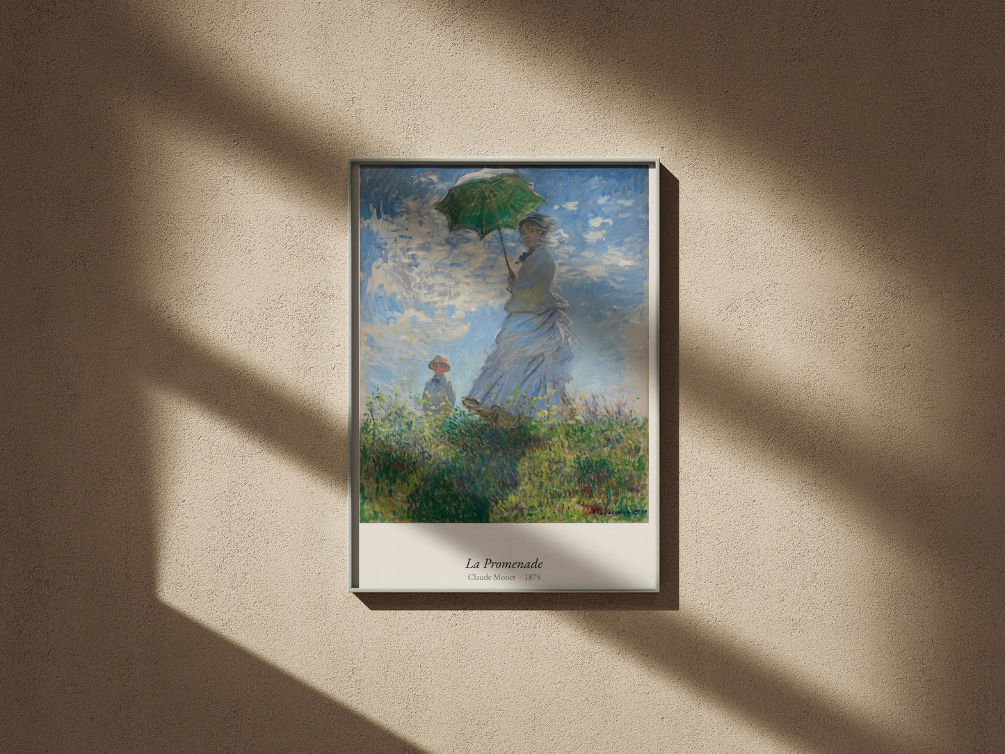 La Promenade, Claude Monet | Affiche Art Premium, affiche encadrée sur un mur texturé, lumière rasante