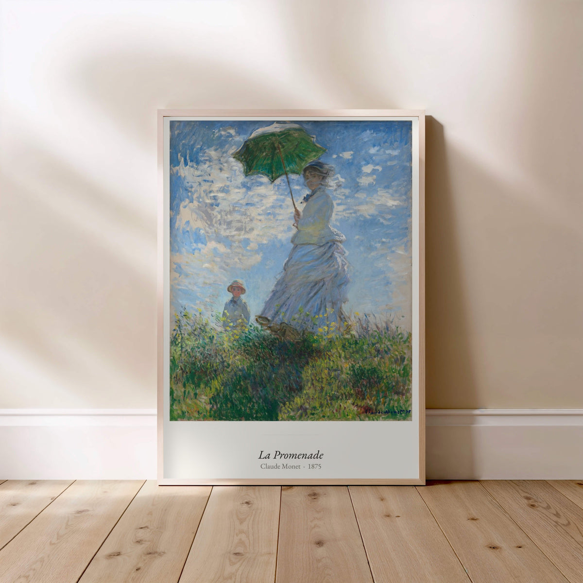 La Promenade, Claude Monet | Affiche Art Premium, affiche encadrée posée au sol, cadre bois clair