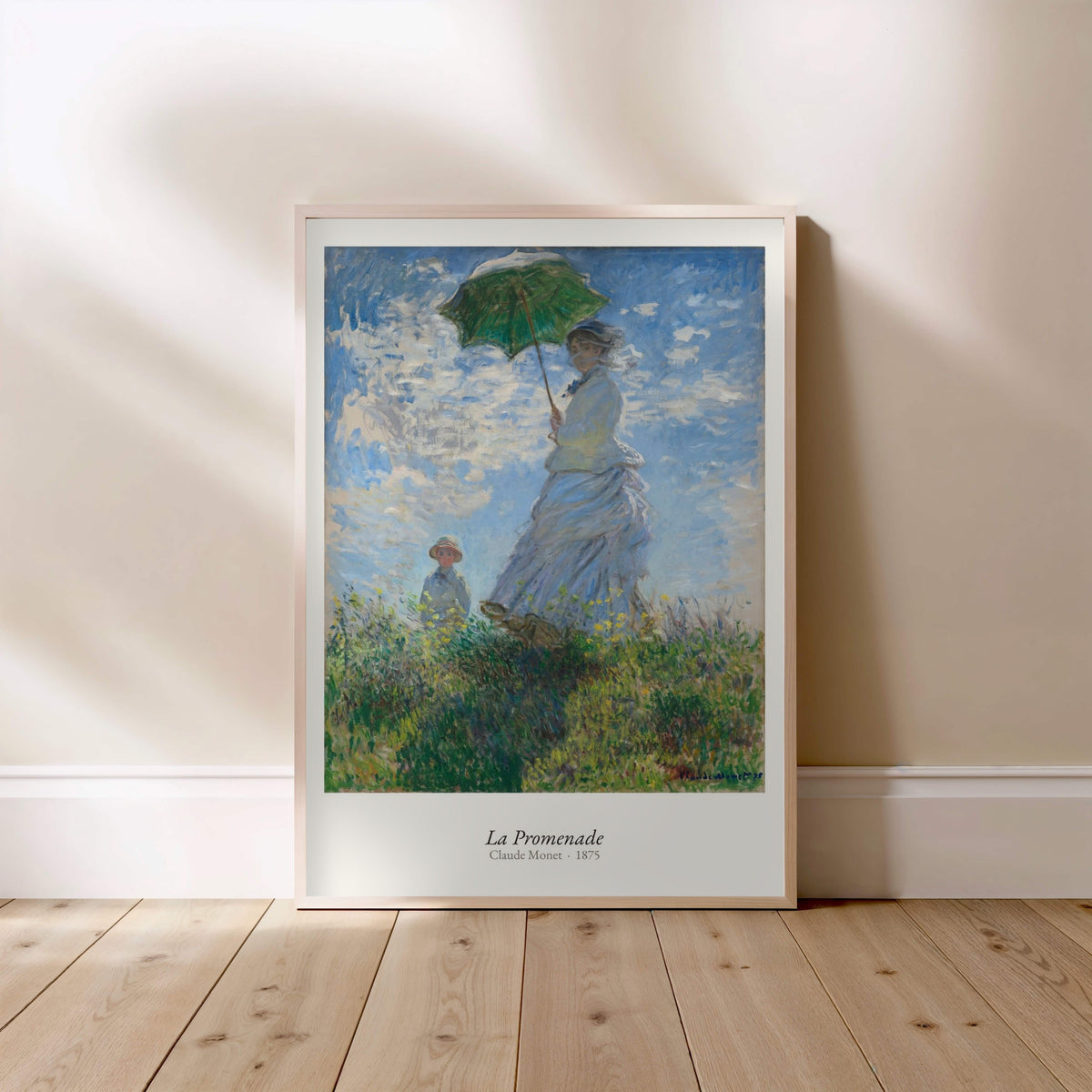 La Promenade, Claude Monet | Affiche Art Premium, affiche encadrée posée au sol, cadre bois clair