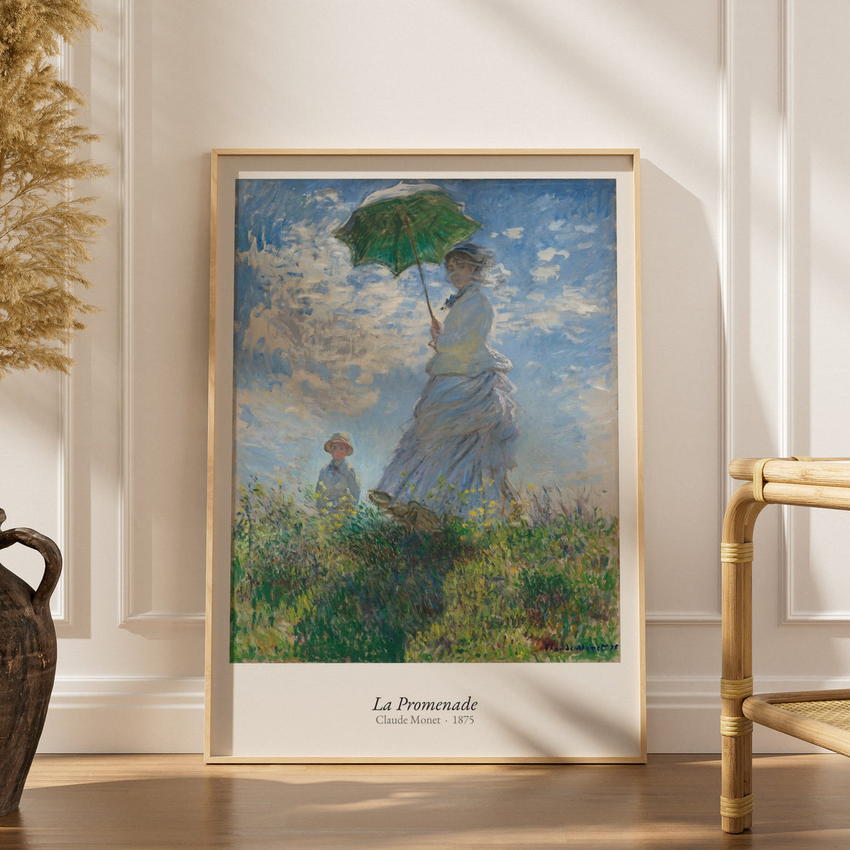 La Promenade, Claude Monet | Affiche Art Premium, affiche encadrée dans un intérieur élégant, herbes séchées et chaise en rot
