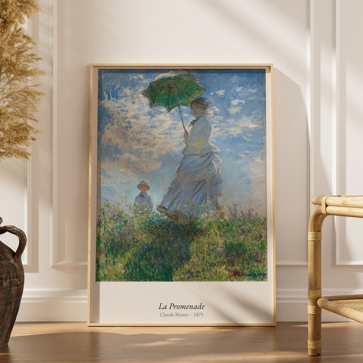 La Promenade, Claude Monet | Affiche Art Premium, affiche encadrée dans un intérieur élégant, herbes séchées et chaise en rot