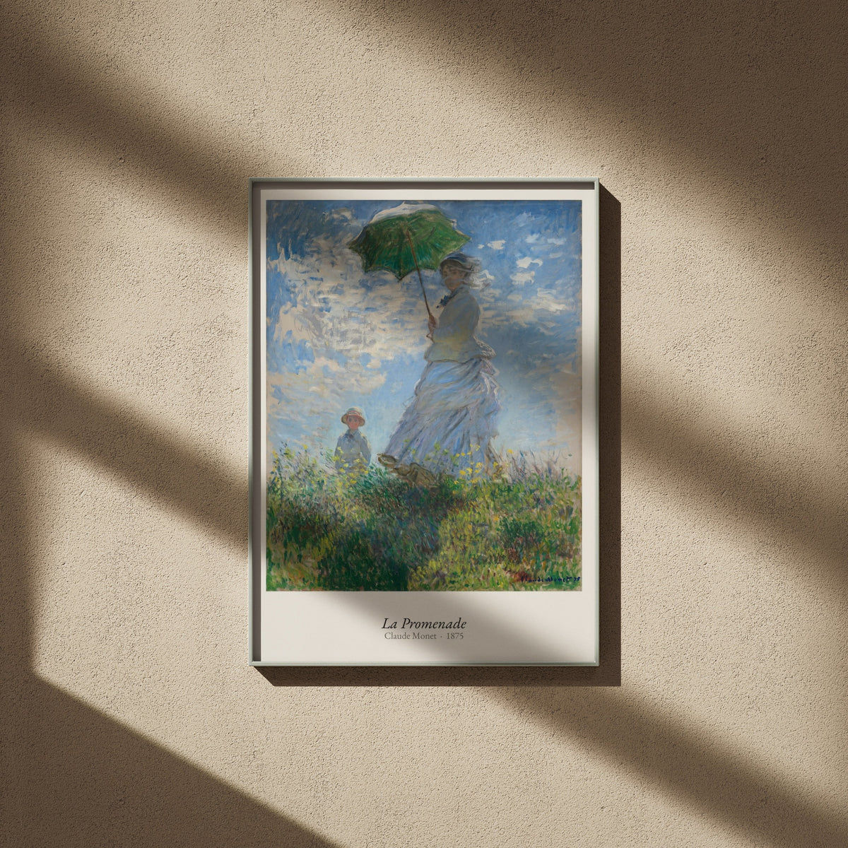 La Promenade, Claude Monet | Affiche Art Premium, affiche encadrée sur un mur beige, ombres de fenêtre