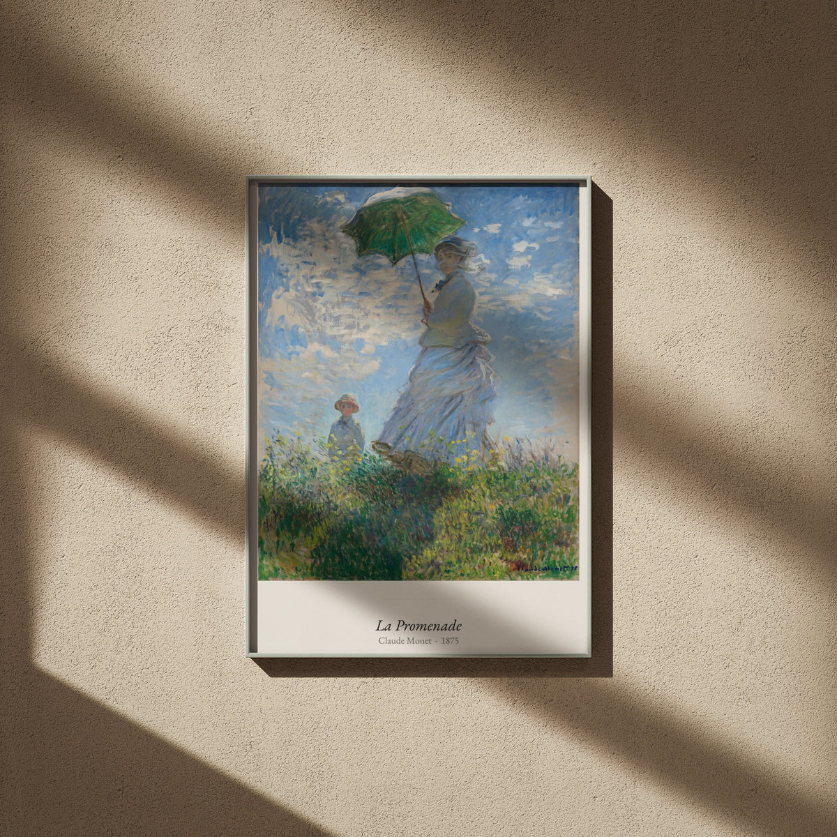La Promenade, Claude Monet | Affiche Art Premium, affiche encadrée sur un mur beige, ombres de fenêtre