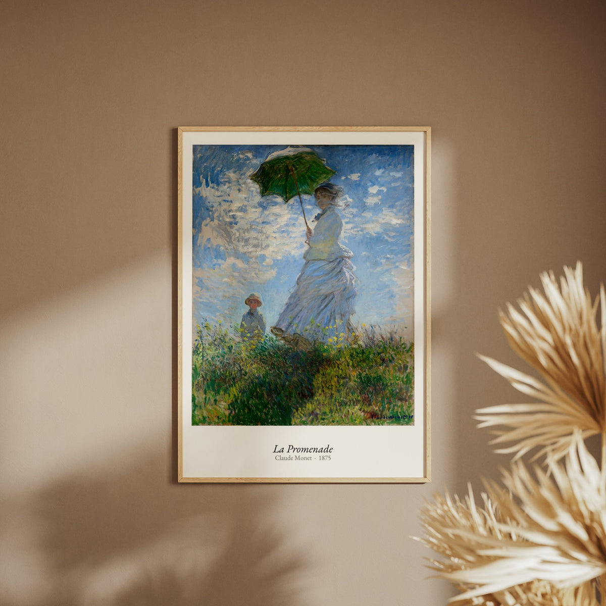 La Promenade, Claude Monet | Affiche Art Premium, affiche encadrée sur un mur beige, pampas au premier plan