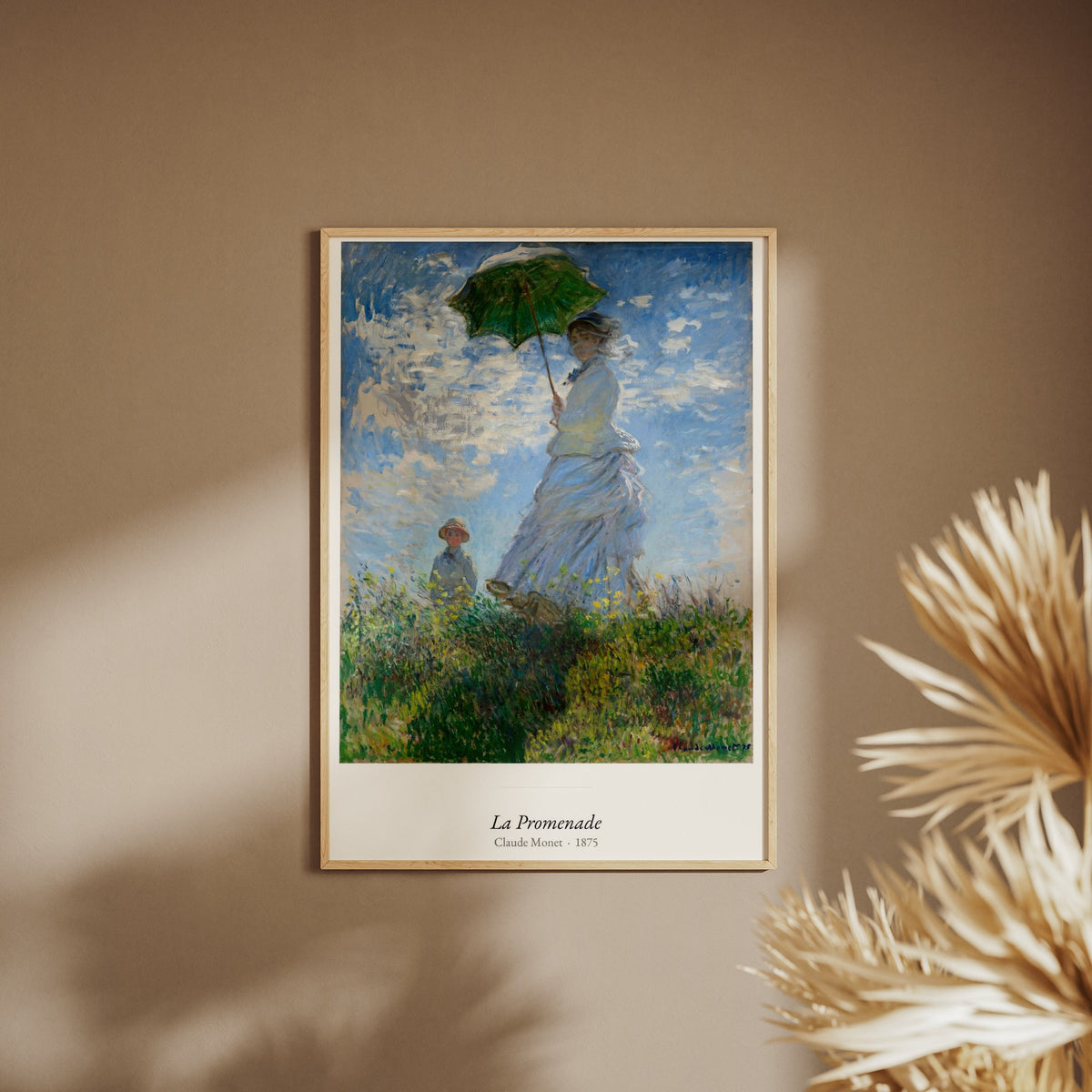 La Promenade, Claude Monet | Affiche Art Premium, affiche encadrée sur un mur beige, pampas au premier plan