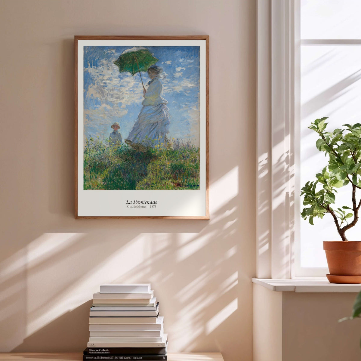 La Promenade, Claude Monet | Affiche Art Premium, affiche encadrée au-dessus d'une pile de livres