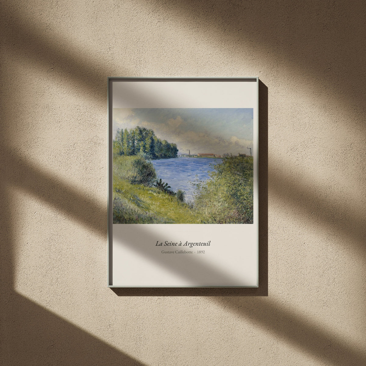 La Seine à Argenteuil, Gustave Caillebotte, affiche encadrée sur un mur beige, ombres de fenêtre