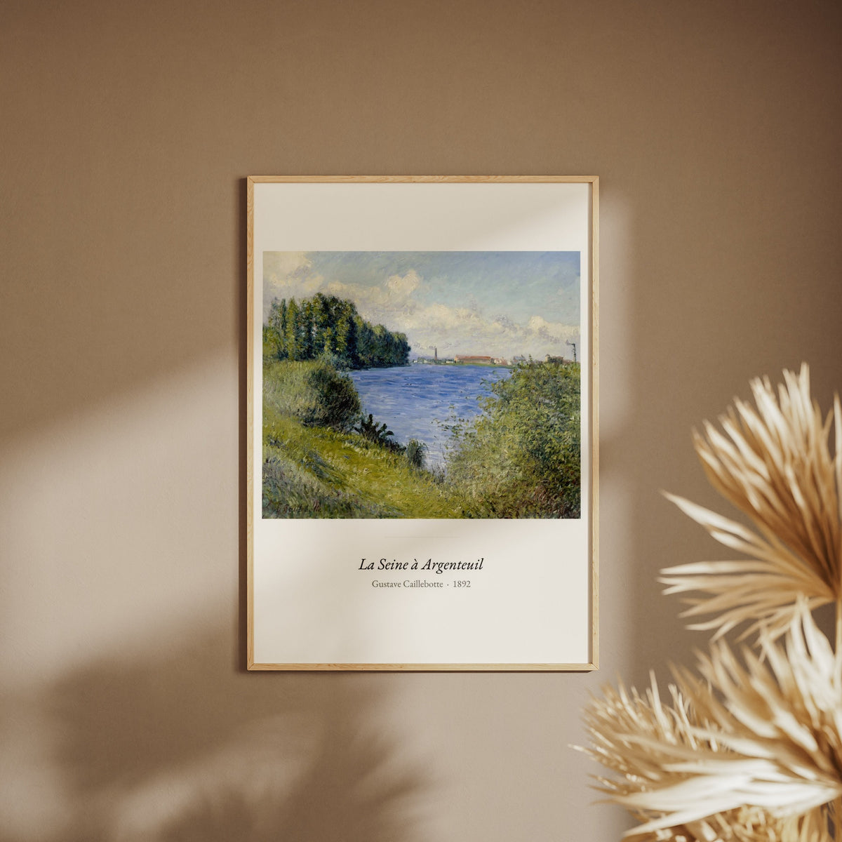 La Seine à Argenteuil, Gustave Caillebotte, affiche encadrée sur un mur beige, pampas au premier plan