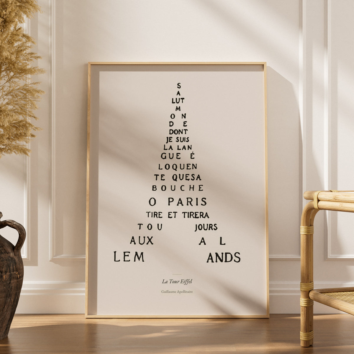 La Tour Eiffel - Apollinaire - Affiche Calligramme Poésie, affiche encadrée dans un intérieur élégant, herbes séchées et chai