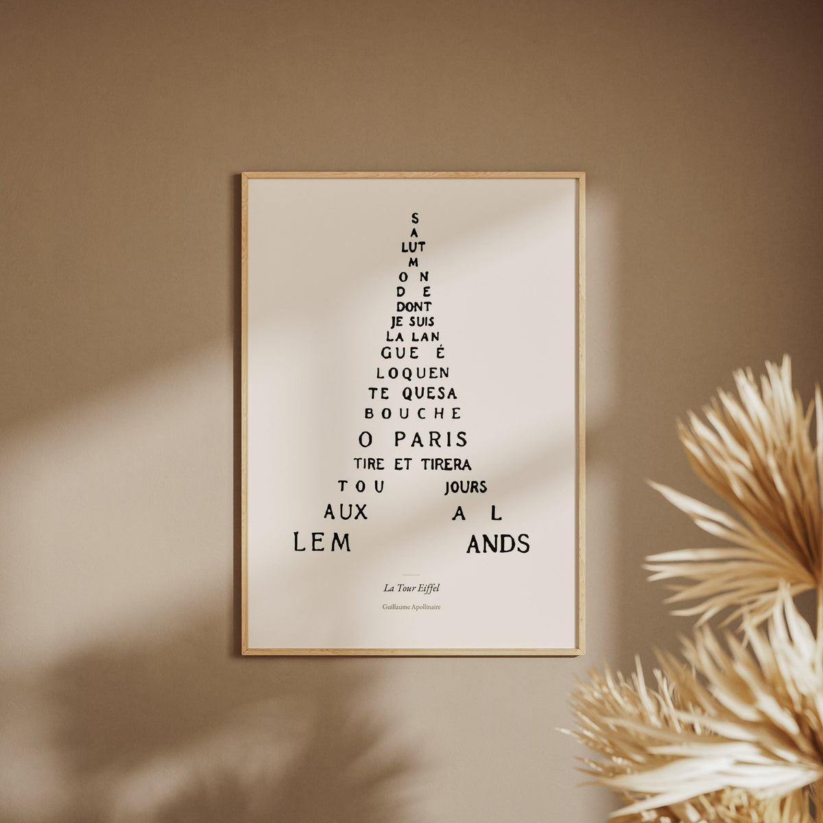 La Tour Eiffel - Apollinaire - Affiche Calligramme Poésie, affiche encadrée sur un mur beige, pampas au premier plan