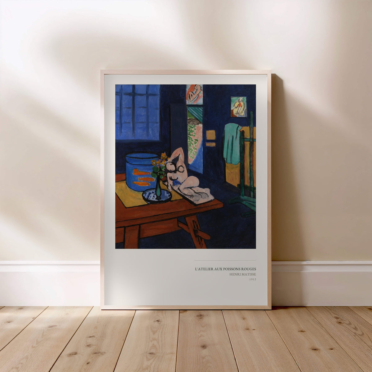 L'Atelier aux Poissons Rouges - Henri Matisse, affiche encadrée posée au sol, cadre bois clair