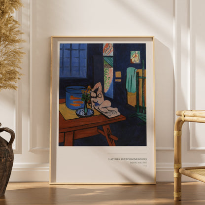 L'Atelier aux Poissons Rouges - Henri Matisse, affiche encadrée dans un intérieur élégant, herbes séchées et chaise en rotin
