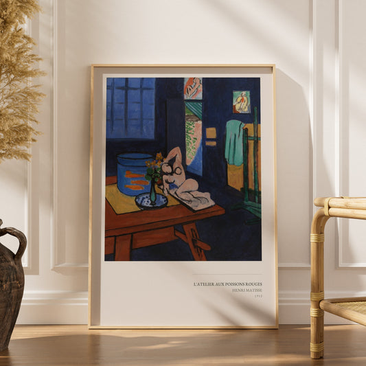 L'Atelier aux Poissons Rouges - Henri Matisse, affiche encadrée dans un intérieur élégant, herbes séchées et chaise en rotin