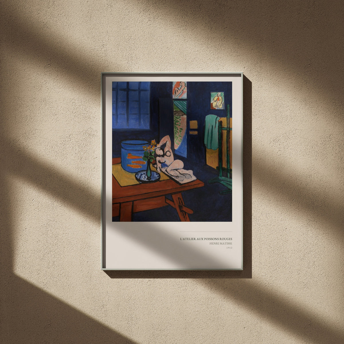 L'Atelier aux Poissons Rouges - Henri Matisse, affiche encadrée sur un mur beige, ombres de fenêtre