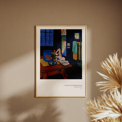 L'Atelier aux Poissons Rouges - Henri Matisse, affiche encadrée sur un mur beige, pampas au premier plan